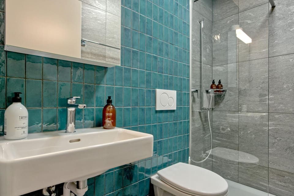 Shower, Toilet, Bathroom, towels