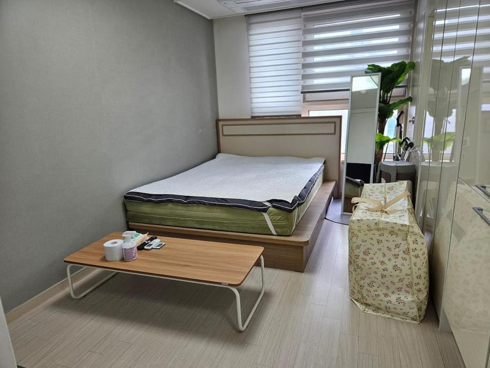 1-2911 #SubwayLine9 #SinnonhyeonStation #1MinWalk #GangnamStation #High-rise city view #CookingAvailable #PrimeLocation Apartment in Seoul