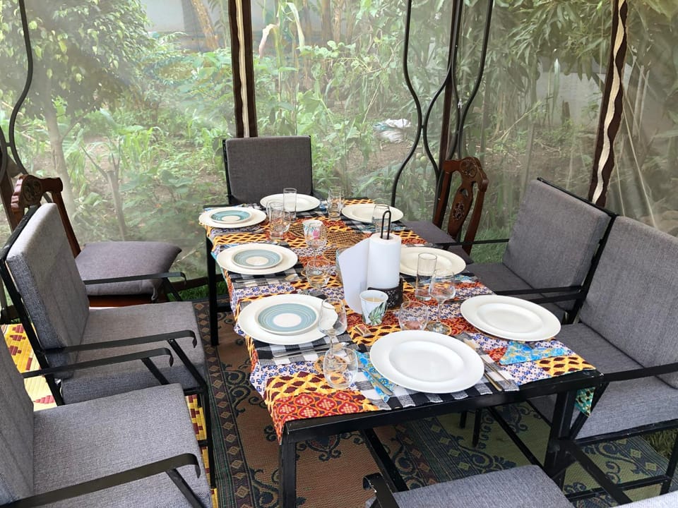 Food and drinks, Seating area, Dining area