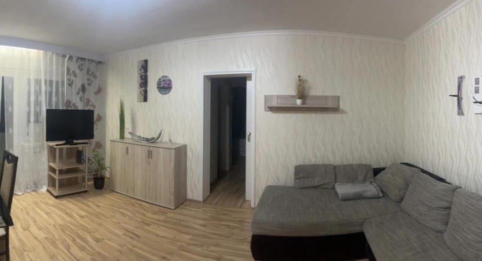TV and multimedia, Living room, Seating area, Evening entertainment