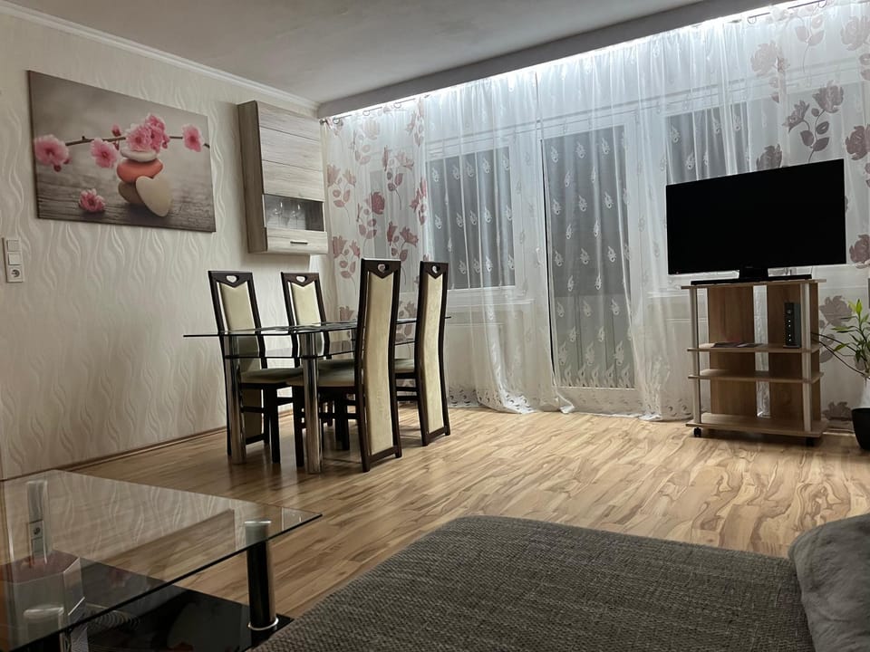 TV and multimedia, Living room, Seating area, Dining area, Evening entertainment