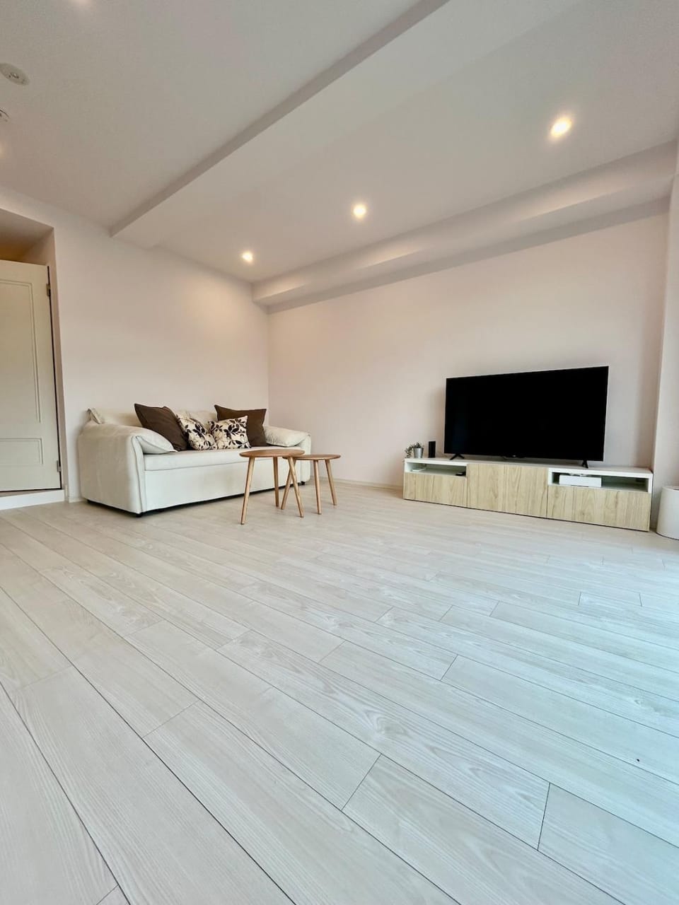 Communal lounge/ TV room, TV and multimedia, Living room, Seating area, Evening entertainment