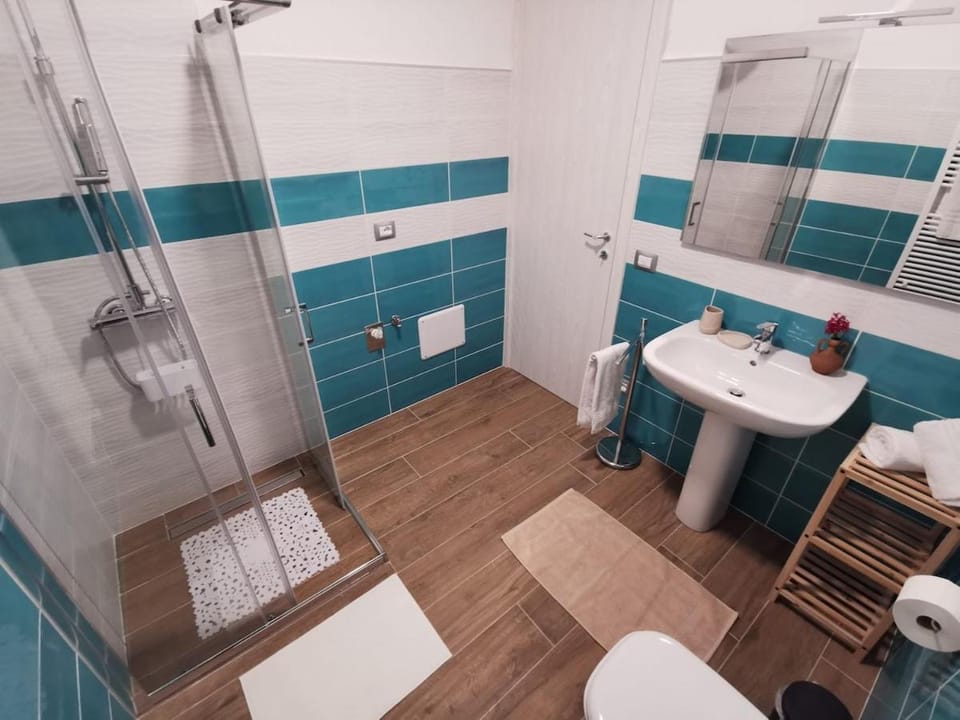 Shower, Toilet, Bathroom, bidet, towels