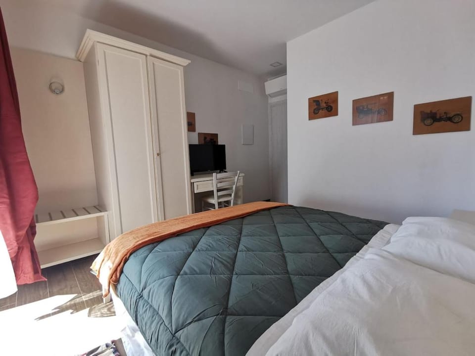 Bed, TV and multimedia, Bedroom, wardrobe