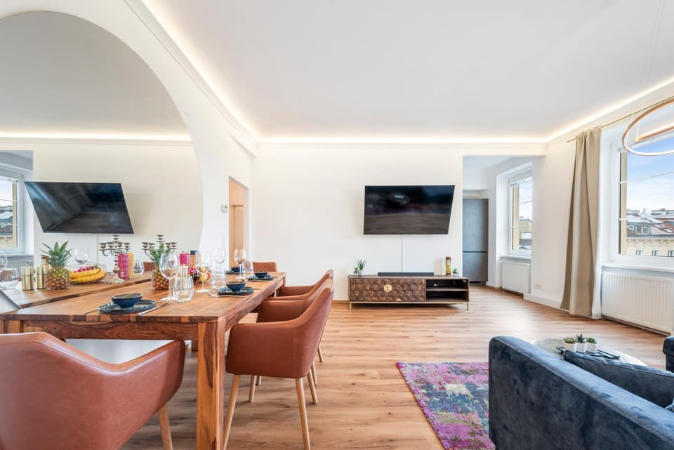 Communal lounge/ TV room, TV and multimedia, Living room, Seating area, Dining area, Evening entertainment