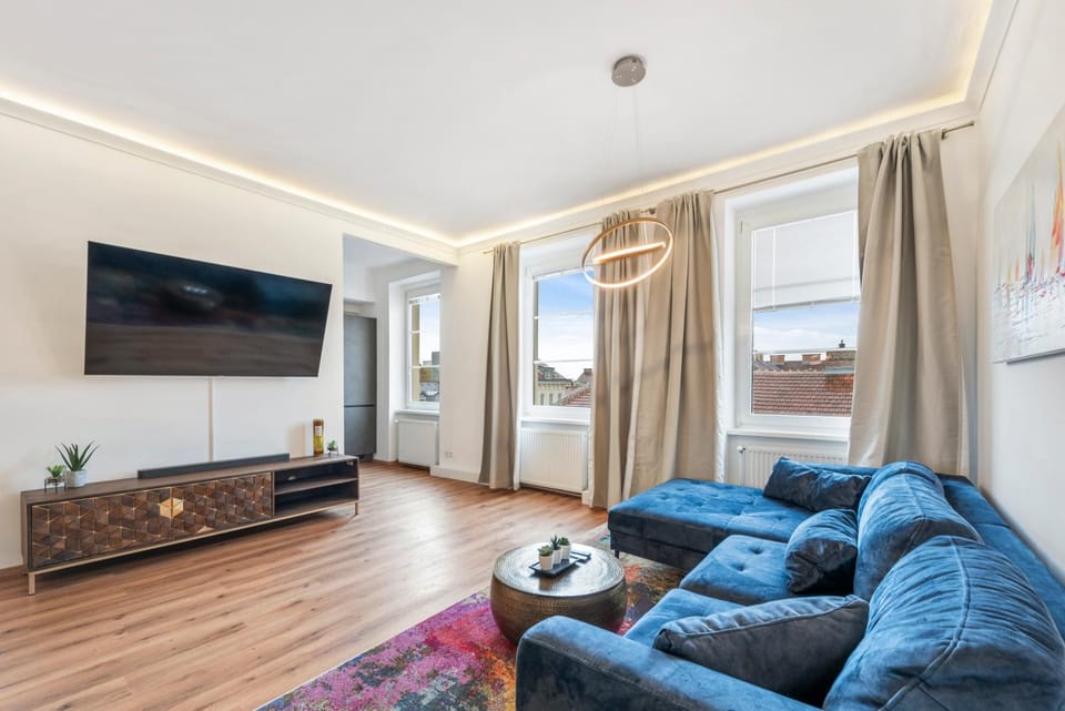 Communal lounge/ TV room, TV and multimedia, Living room, Seating area, Evening entertainment