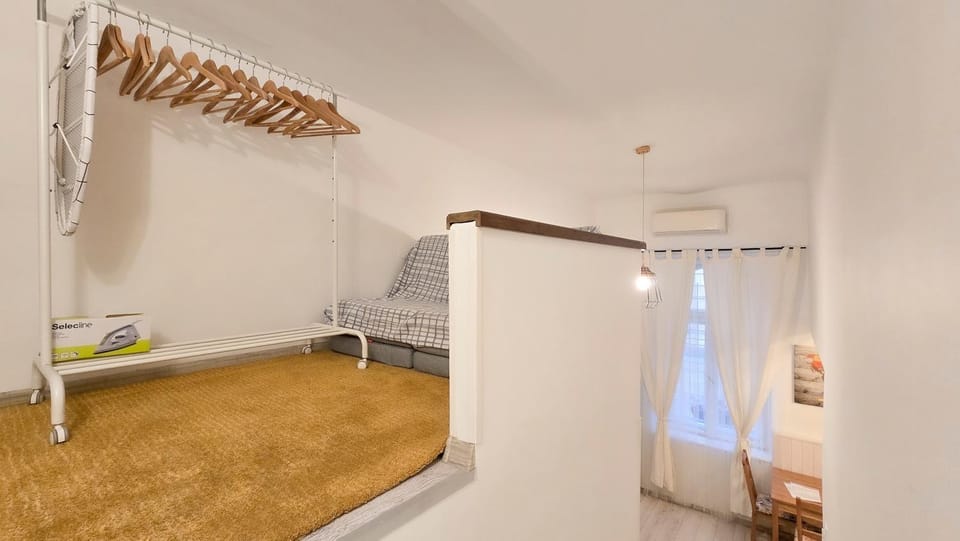 Photo of the whole room, air conditioner