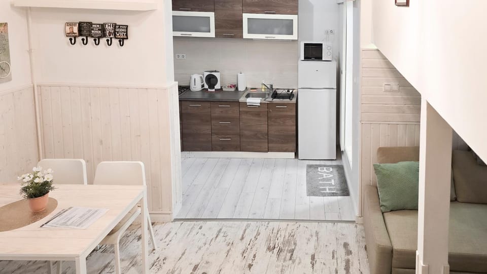 Kitchen or kitchenette, Dining area