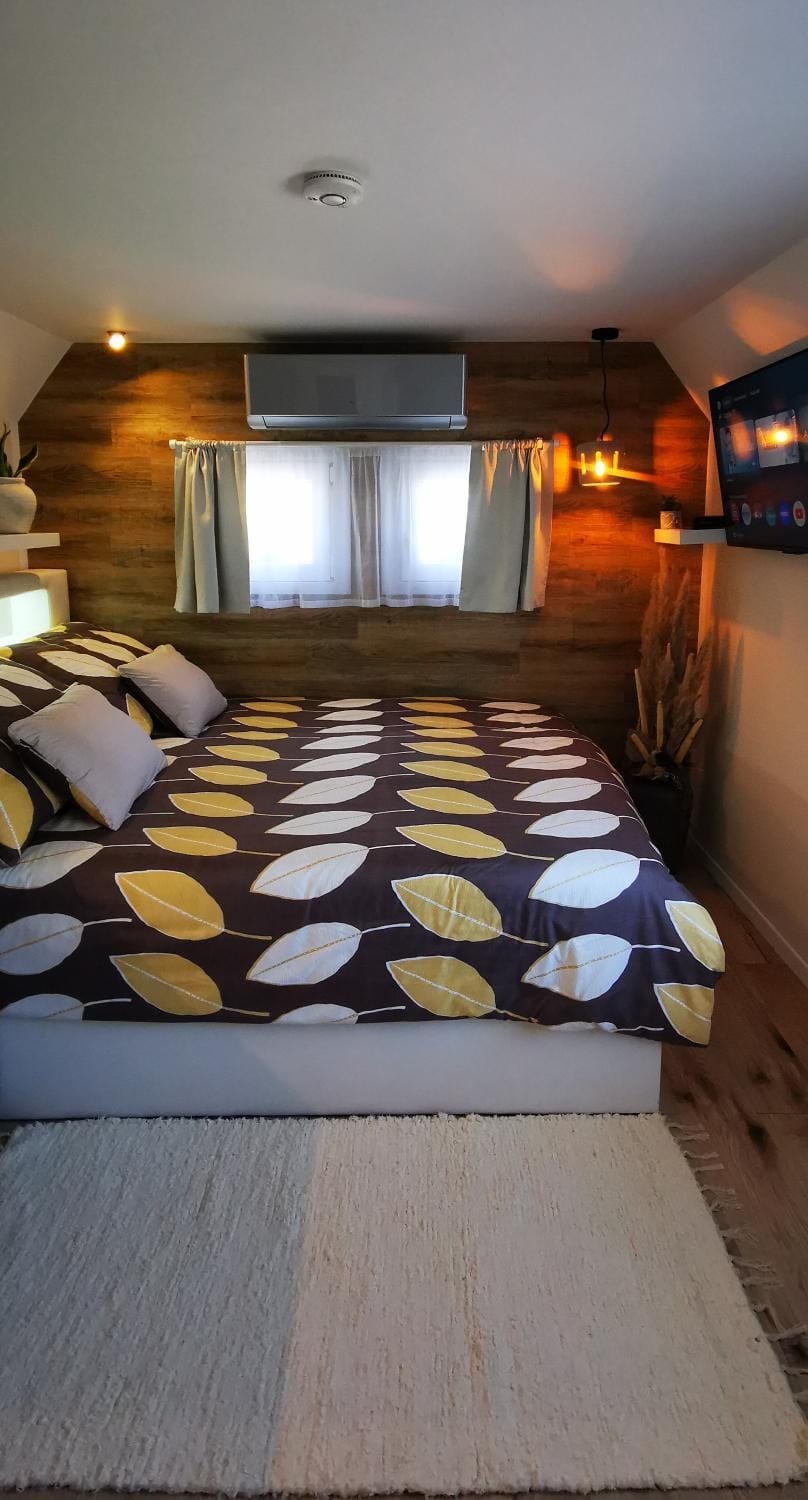 Bed, Bedroom