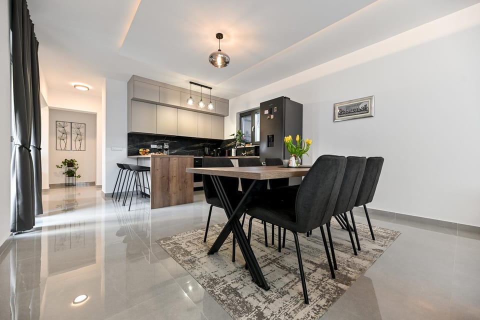 Kitchen or kitchenette, Living room, Seating area, Dining area, oven