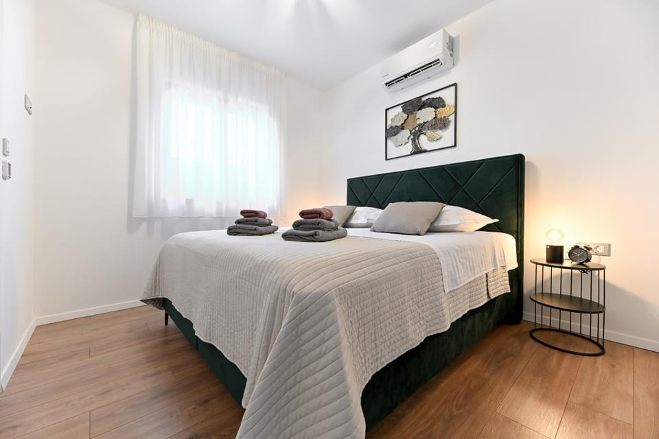 Bed, Bedroom, air conditioner