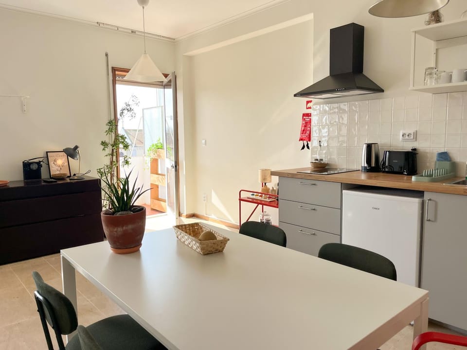 Coffee/tea facilities, Kitchen or kitchenette, Living room, Dining area