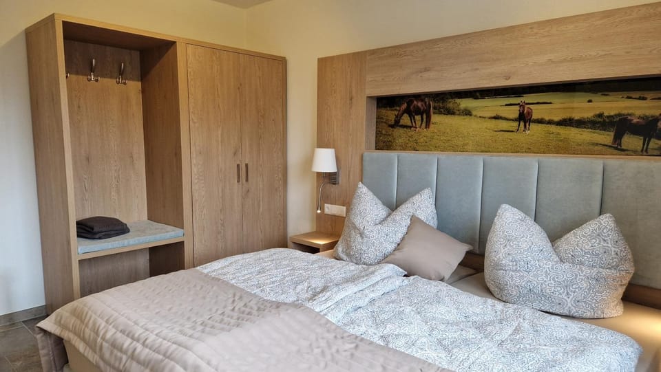 Photo of the whole room, Bedroom, wardrobe