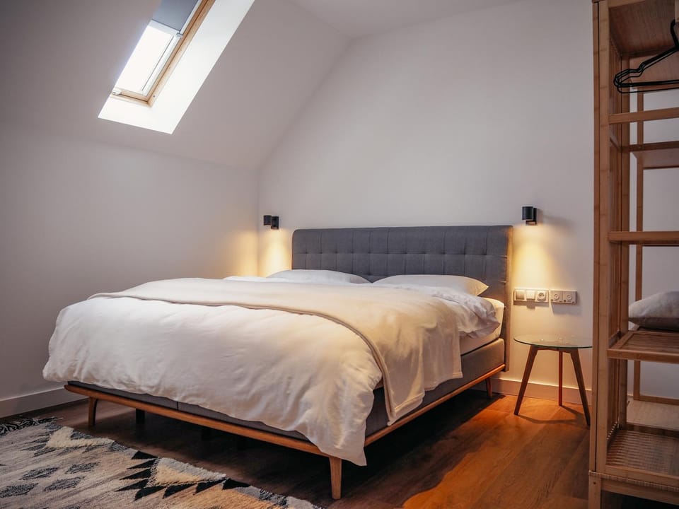 Photo of the whole room, Bedroom