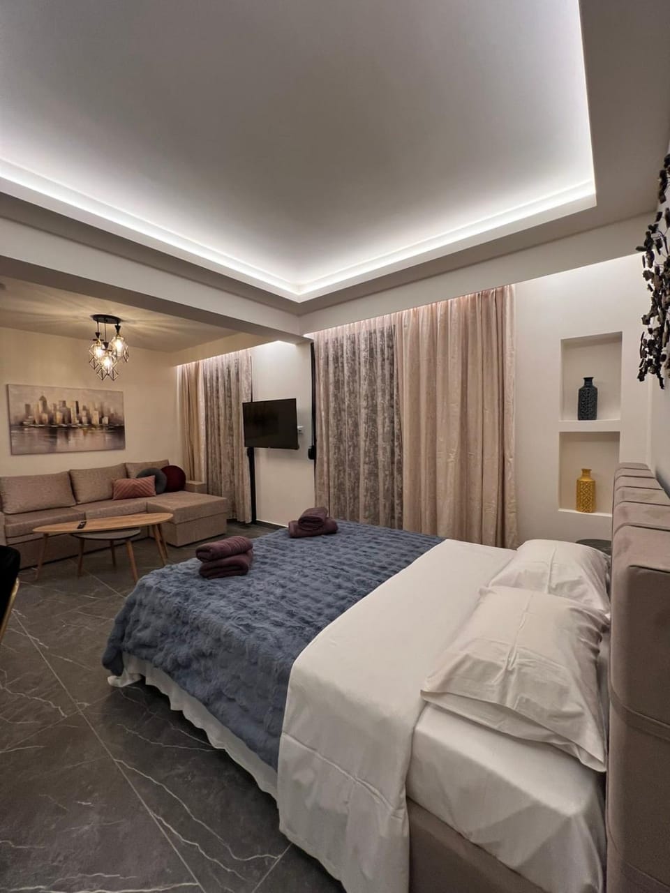 Bed, TV and multimedia, Photo of the whole room