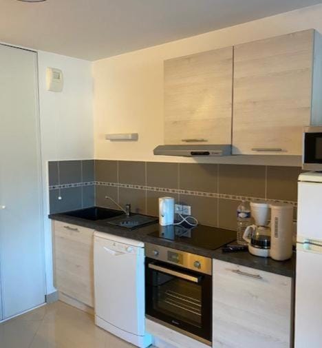 Kitchen or kitchenette, dishwasher, stove