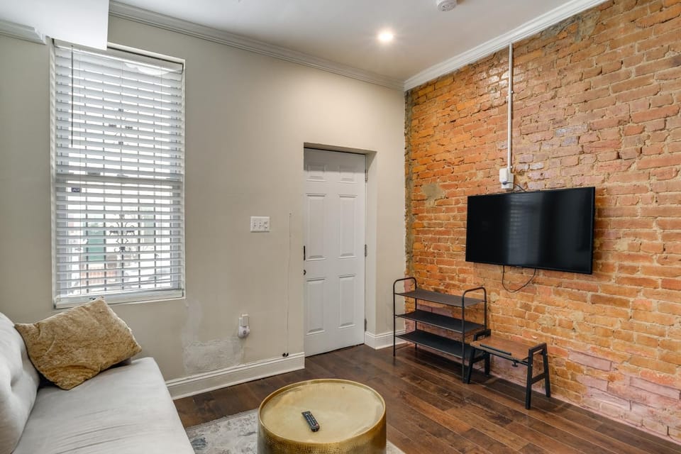 Centrally Located DC Row House Near Restaurants! House in District of Columbia