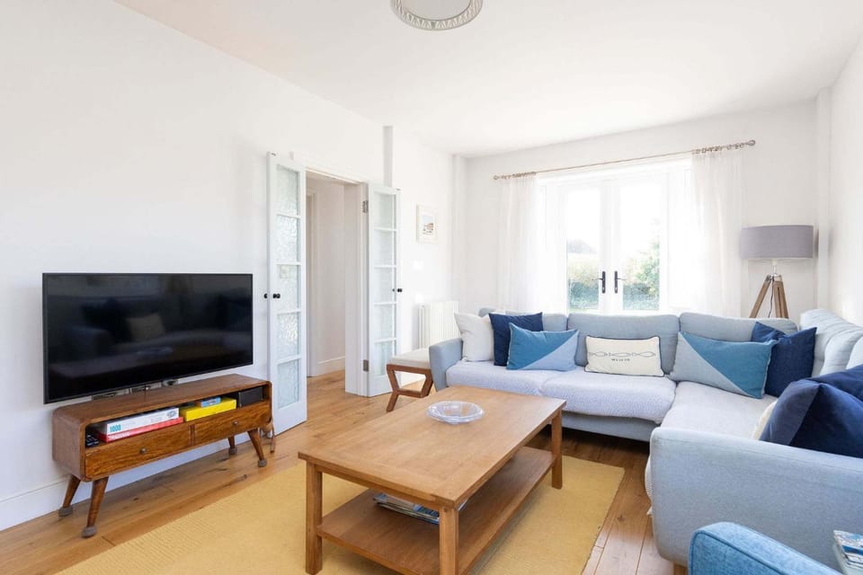 Charming Seaside Cottage - 5-Min Walk to Beach House in West Wittering