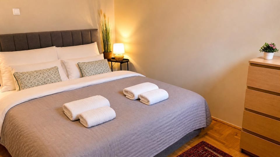 Bed, Bedroom, towels