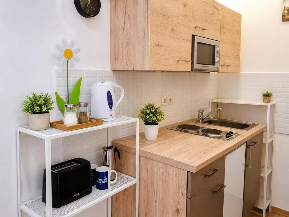 Kitchen or kitchenette, air conditioner