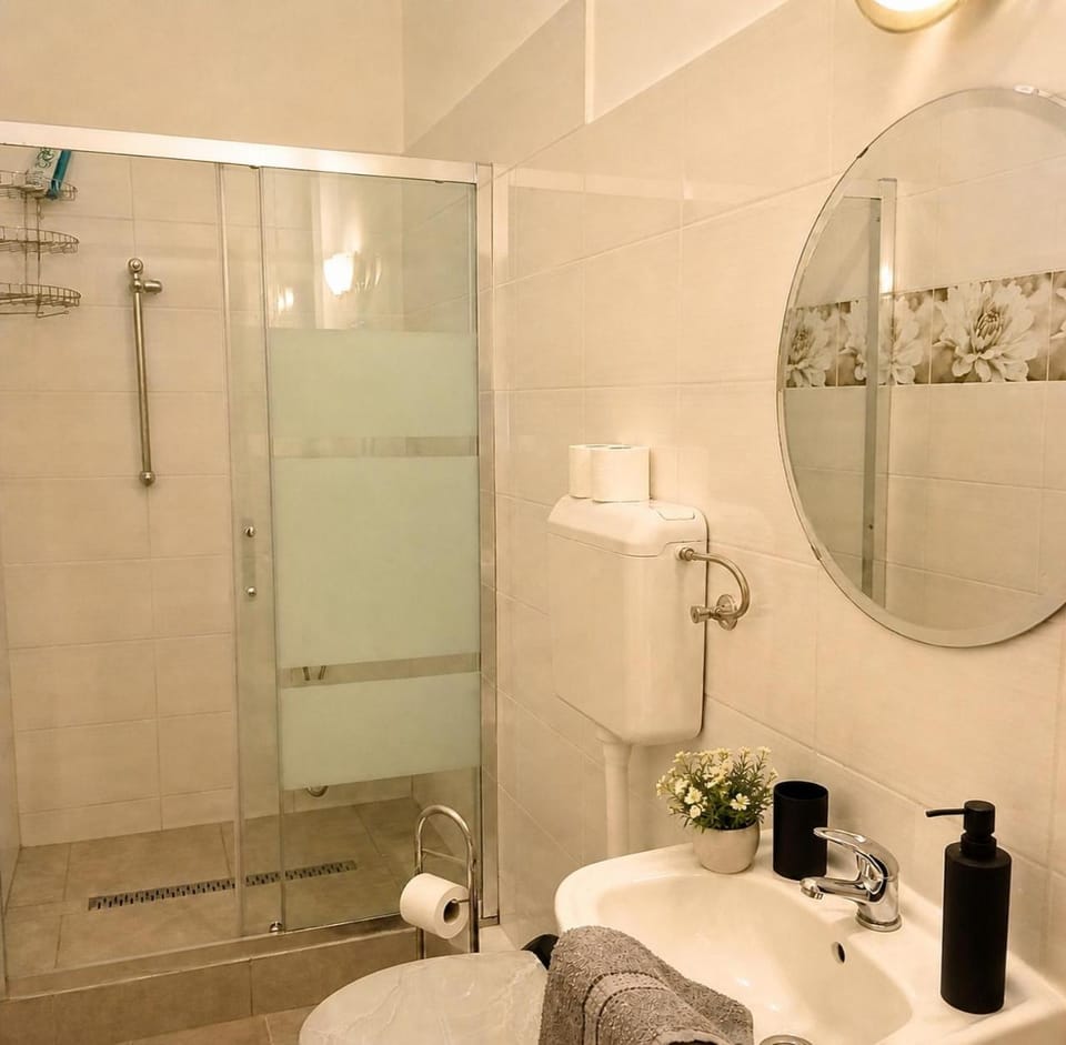 Shower, Toilet, Bathroom, towels