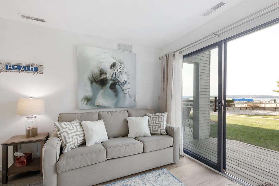 Gorgeous 2 Bedroom Lake View Condo 2780 House in Michigan