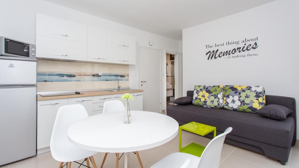 Kitchen or kitchenette, Seating area, Dining area