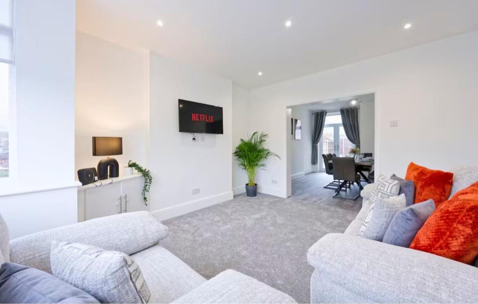 TV and multimedia, Living room, Seating area, Dining area