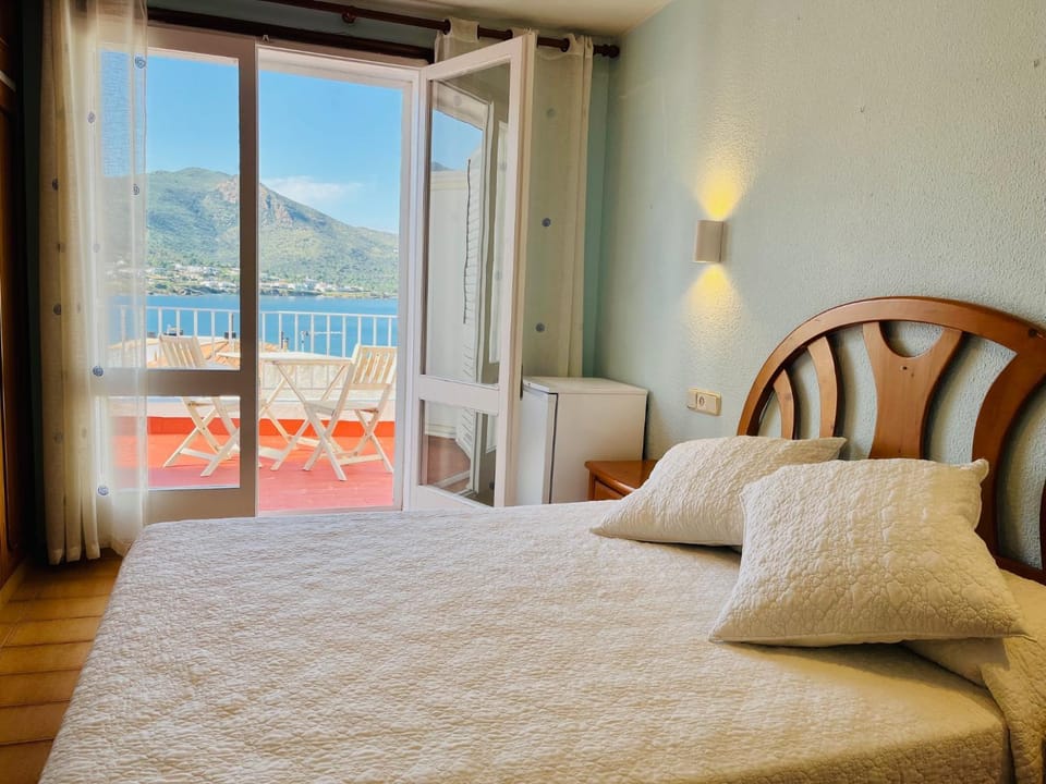 Bed, Natural landscape, Balcony/Terrace, Photo of the whole room, Sea view