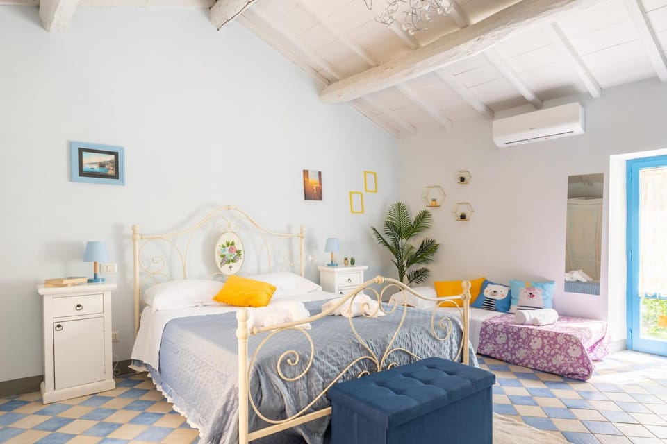 Bed, TV and multimedia, Balcony/Terrace, Photo of the whole room, Seating area, Bedroom, air conditioner