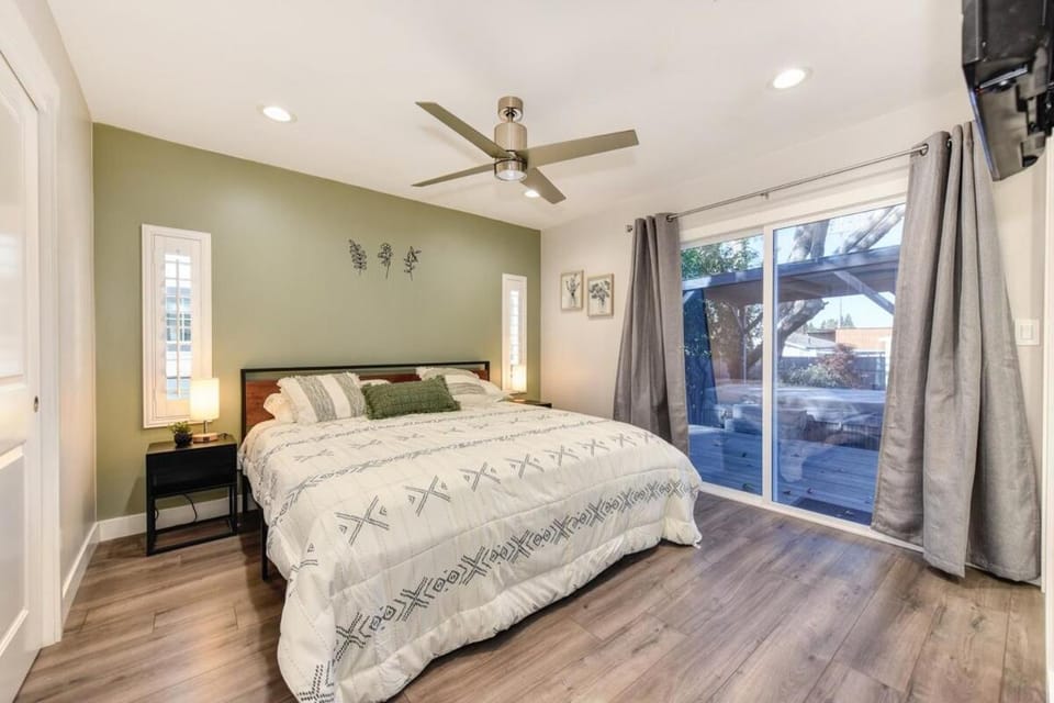 Charming Home, near beautiful park and tennis courts! House in Roseville