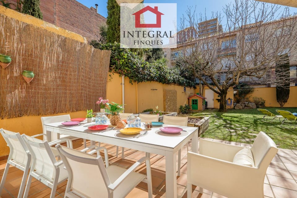 Property building, Day, Garden, furniture
