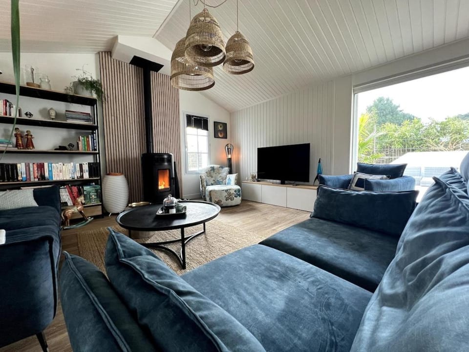 Library, TV and multimedia, Living room, Seating area