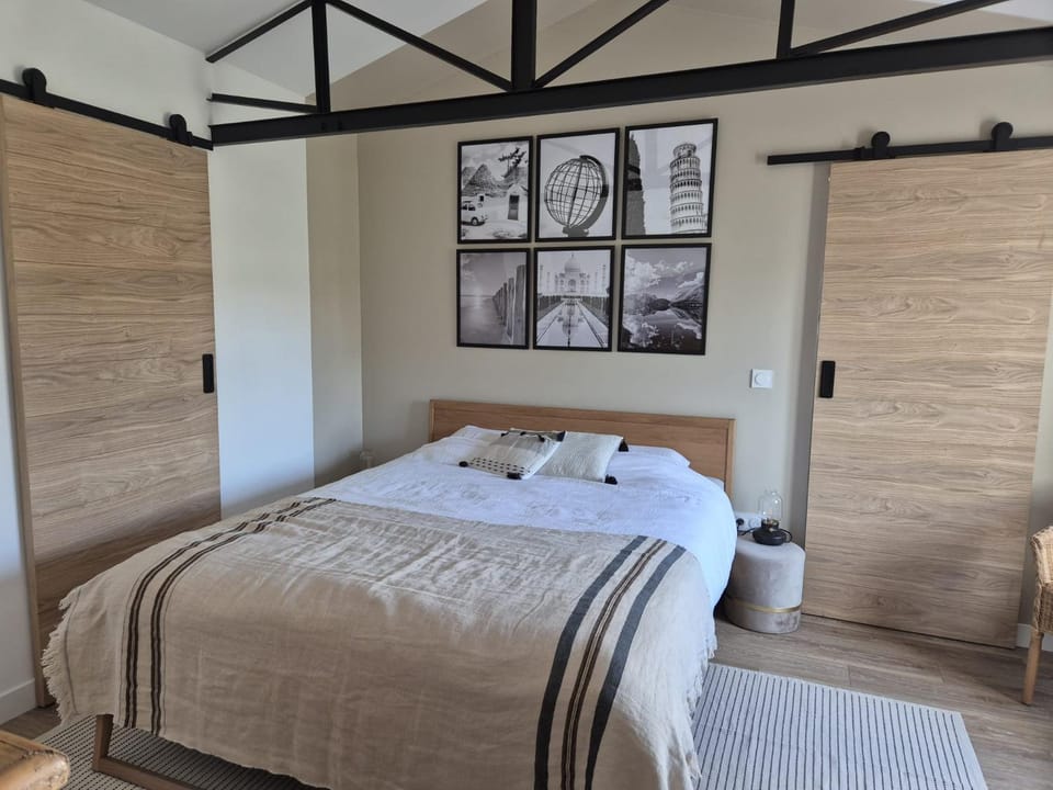Bed, Photo of the whole room, Bedroom