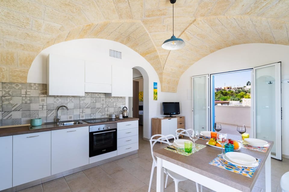 TV and multimedia, Kitchen or kitchenette, Food and drinks, Decorative detail, Dining area, Food, oven, stove