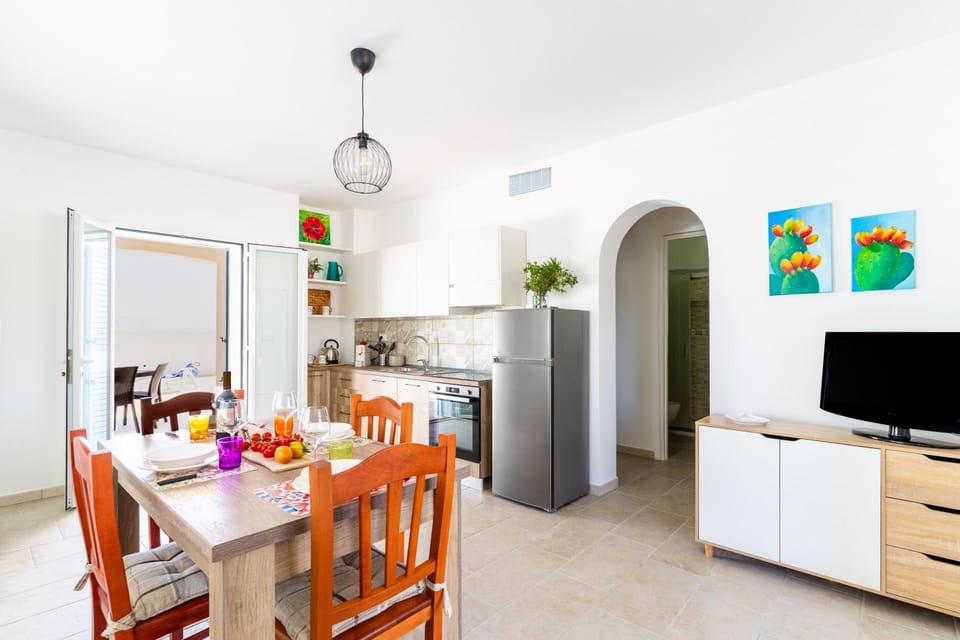 TV and multimedia, Kitchen or kitchenette, Decorative detail, Dining area, oven, stove