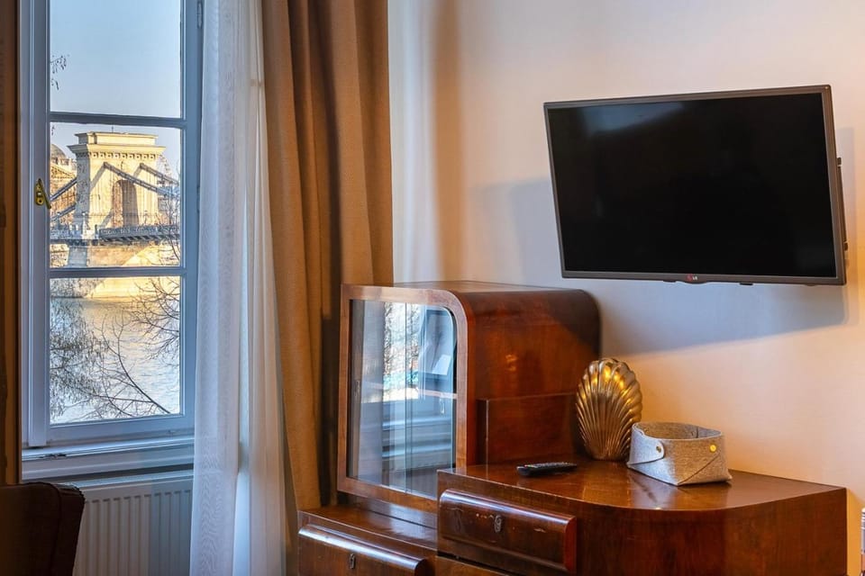 Nearby landmark, TV and multimedia, Landmark view, Landmark view