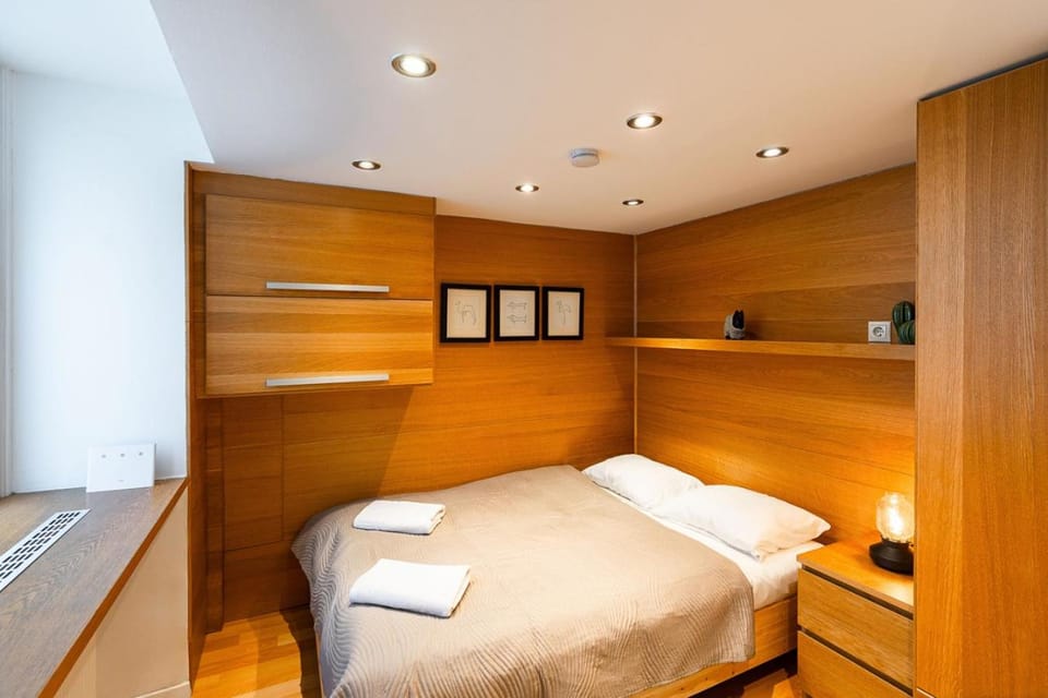 Bed, Bedroom, towels, wardrobe