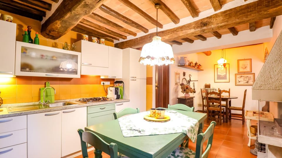Kitchen or kitchenette, Dining area, stove