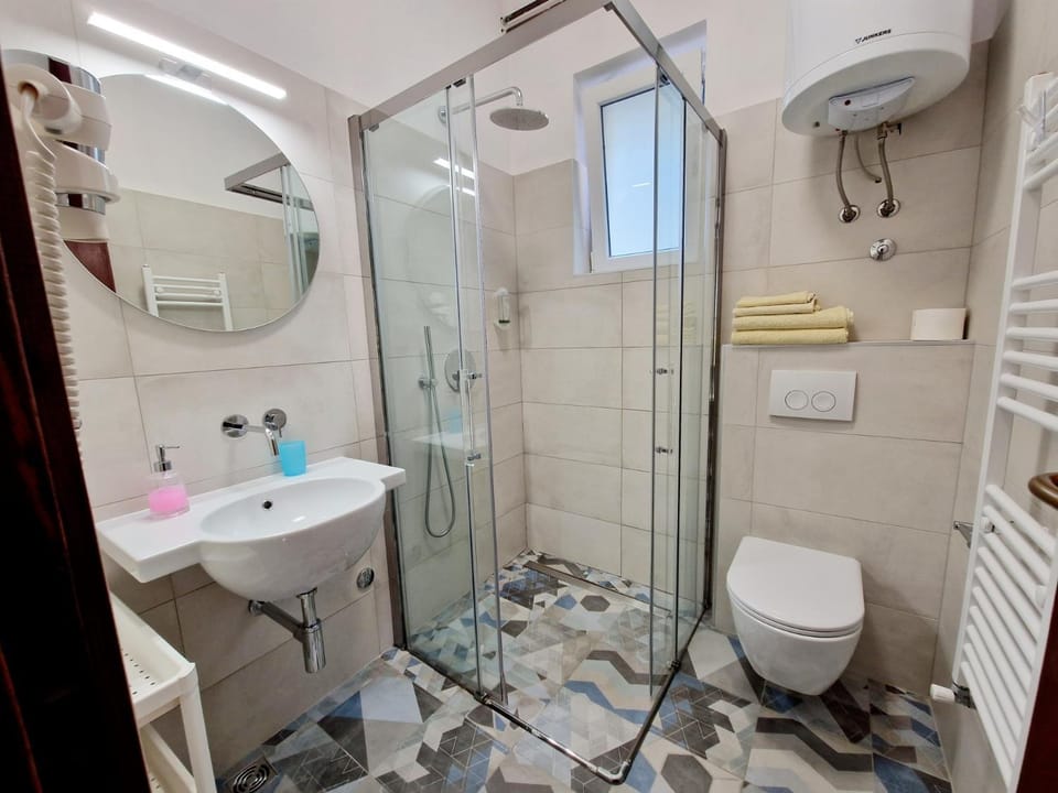 Shower, Toilet, Bathroom, towels