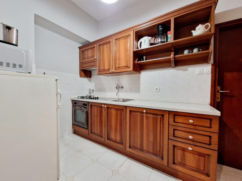 Kitchen or kitchenette, dishwasher, stove