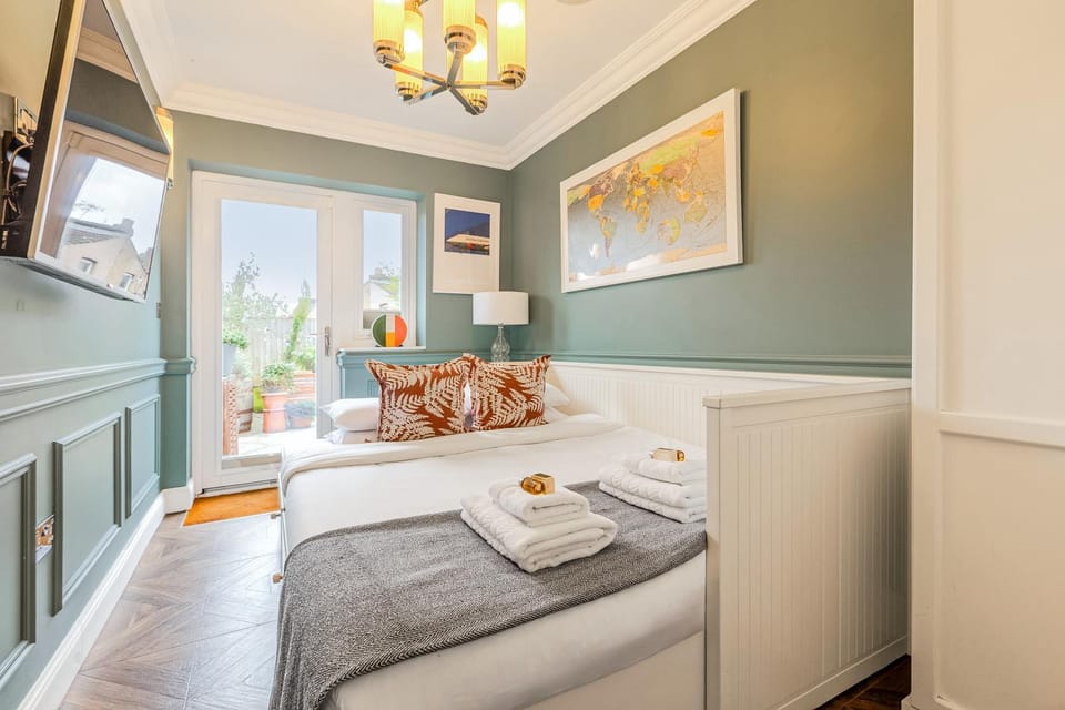 Bed, TV and multimedia, Bedroom, towels