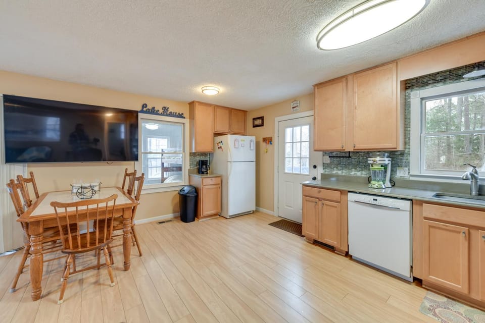 Deck & Lake Gaston Access: Dog-Friendly Getaway Apartment in Bracey