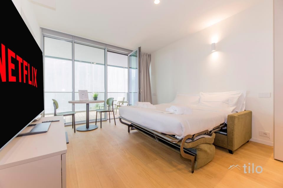 Bed, TV and multimedia, Photo of the whole room, Bedroom