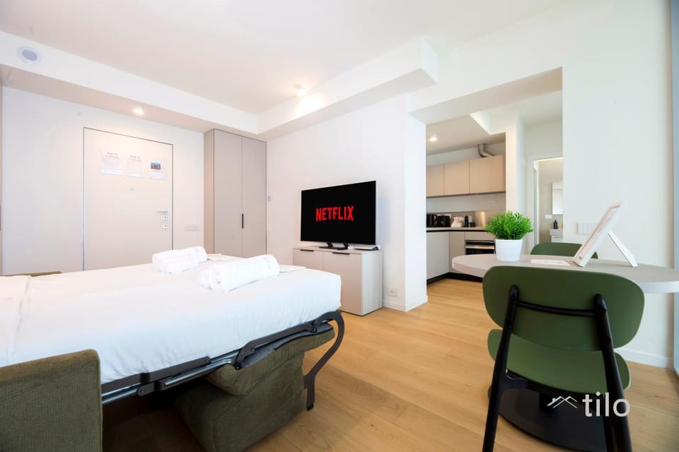 Bed, TV and multimedia, Kitchen or kitchenette, Photo of the whole room, Dining area, Bedroom, minibar, oven, stove