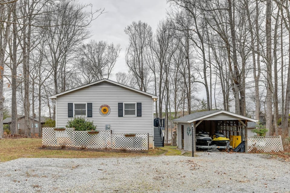 Lakefront Retreat w/ Dock, Patio & Grill in Bracey Apartment in Bracey