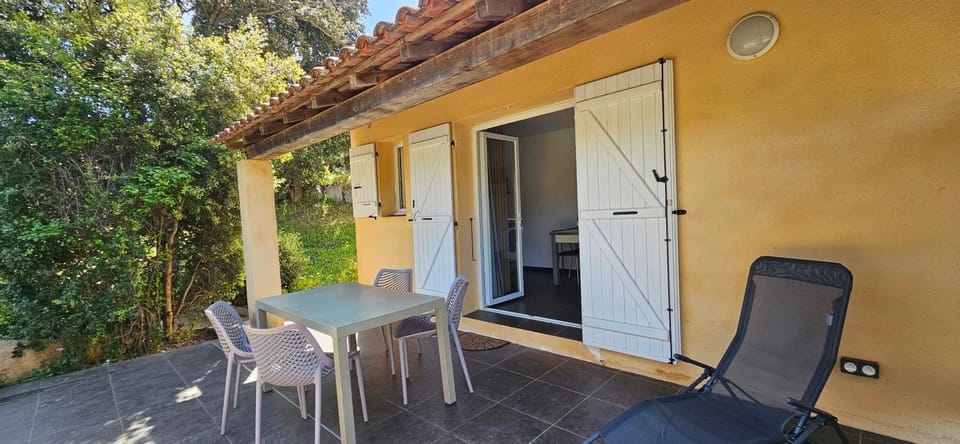 Property building, Balcony/Terrace, Dining area