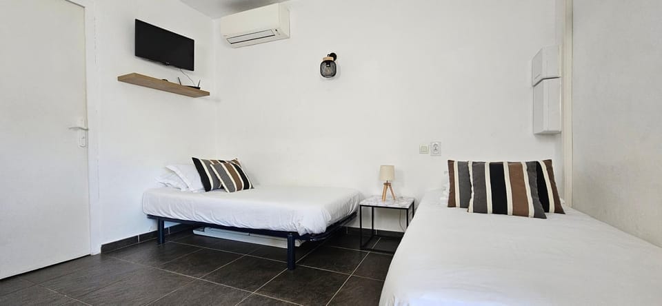Bed, TV and multimedia, Photo of the whole room, air conditioner