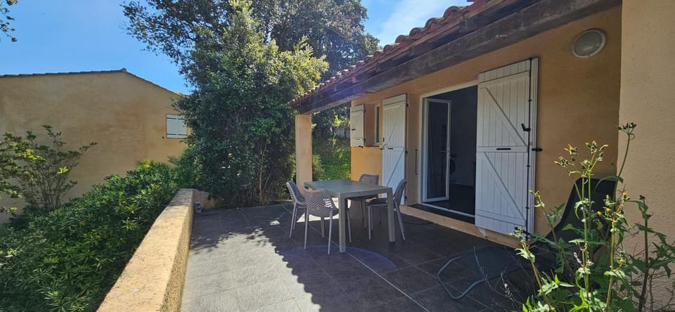 Property building, Patio, Spring, Day, Garden, Garden view