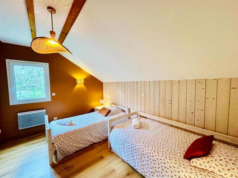 Bed, Photo of the whole room, Bedroom